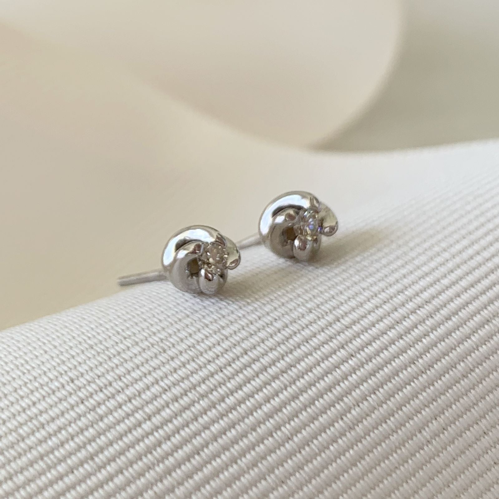 Aretito de Diamante Oro Blanco 14k Mod. AR-BR-14K-5976