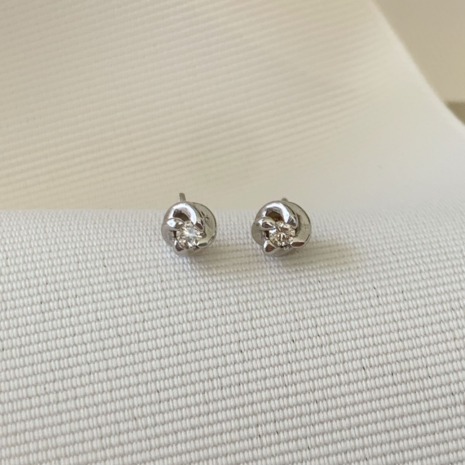 Aretito de Diamante Oro Blanco 14k Mod. AR-BR-14K-5976