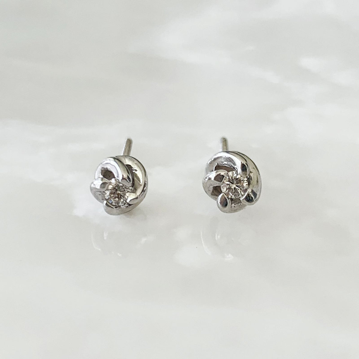 Aretito de Diamante Oro Blanco 14k Mod. AR-BR-14K-5976