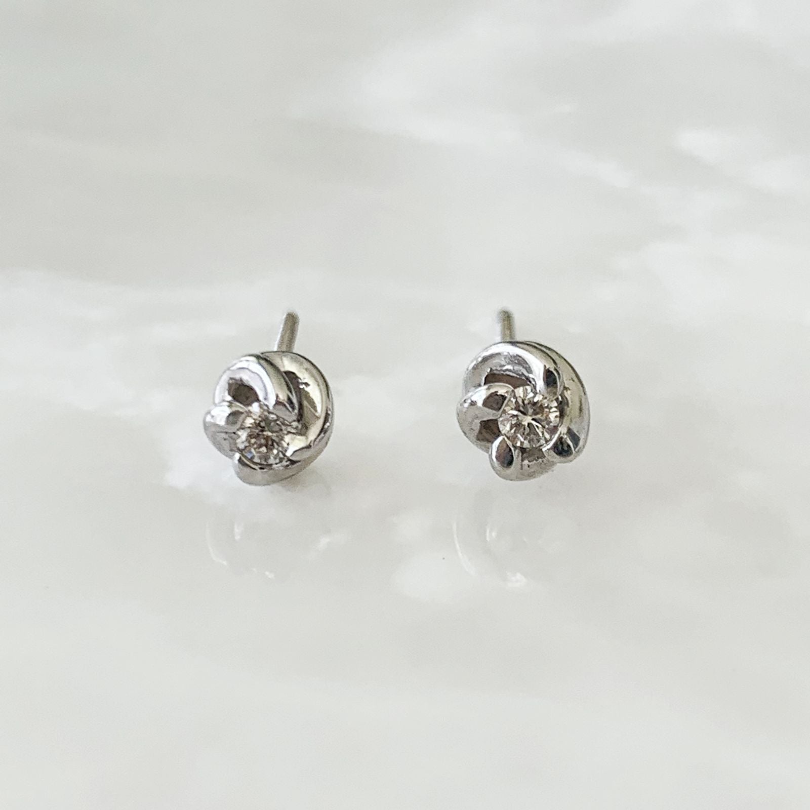 Aretito de Diamante Oro Blanco 14k Mod. AR-BR-14K-5976