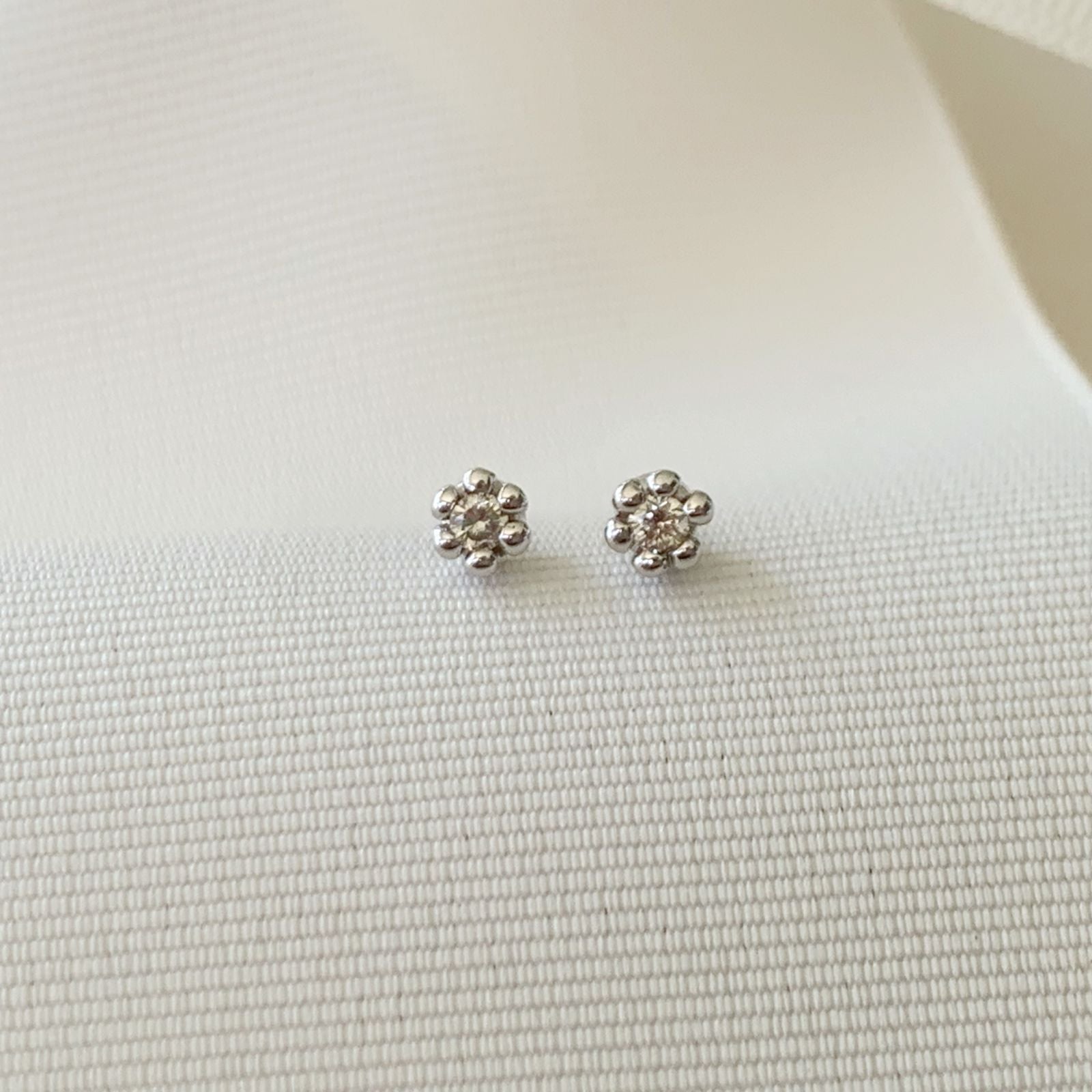 Aretito de Diamante Oro Blanco 14k Mod. AR-BR-14K-5697