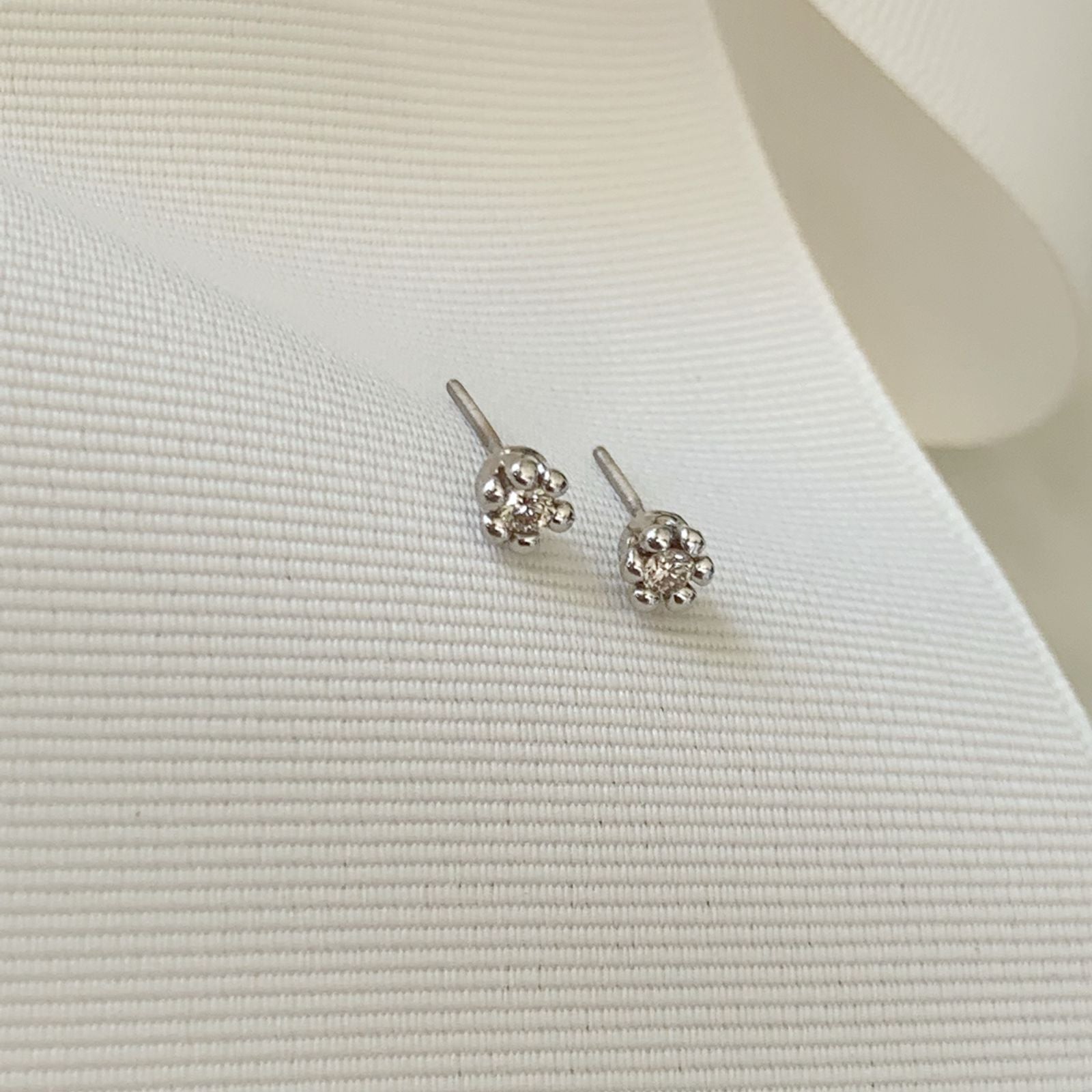 Aretito de Diamante Oro Blanco 14k Mod. AR-BR-14K-5697