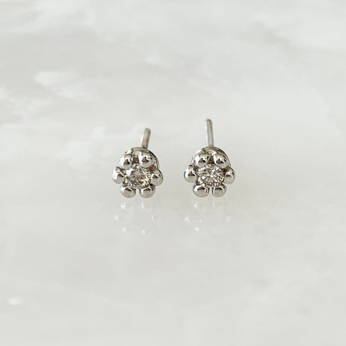 Aretito de Diamante Oro Blanco 14k Mod. AR-BR-14K-5697