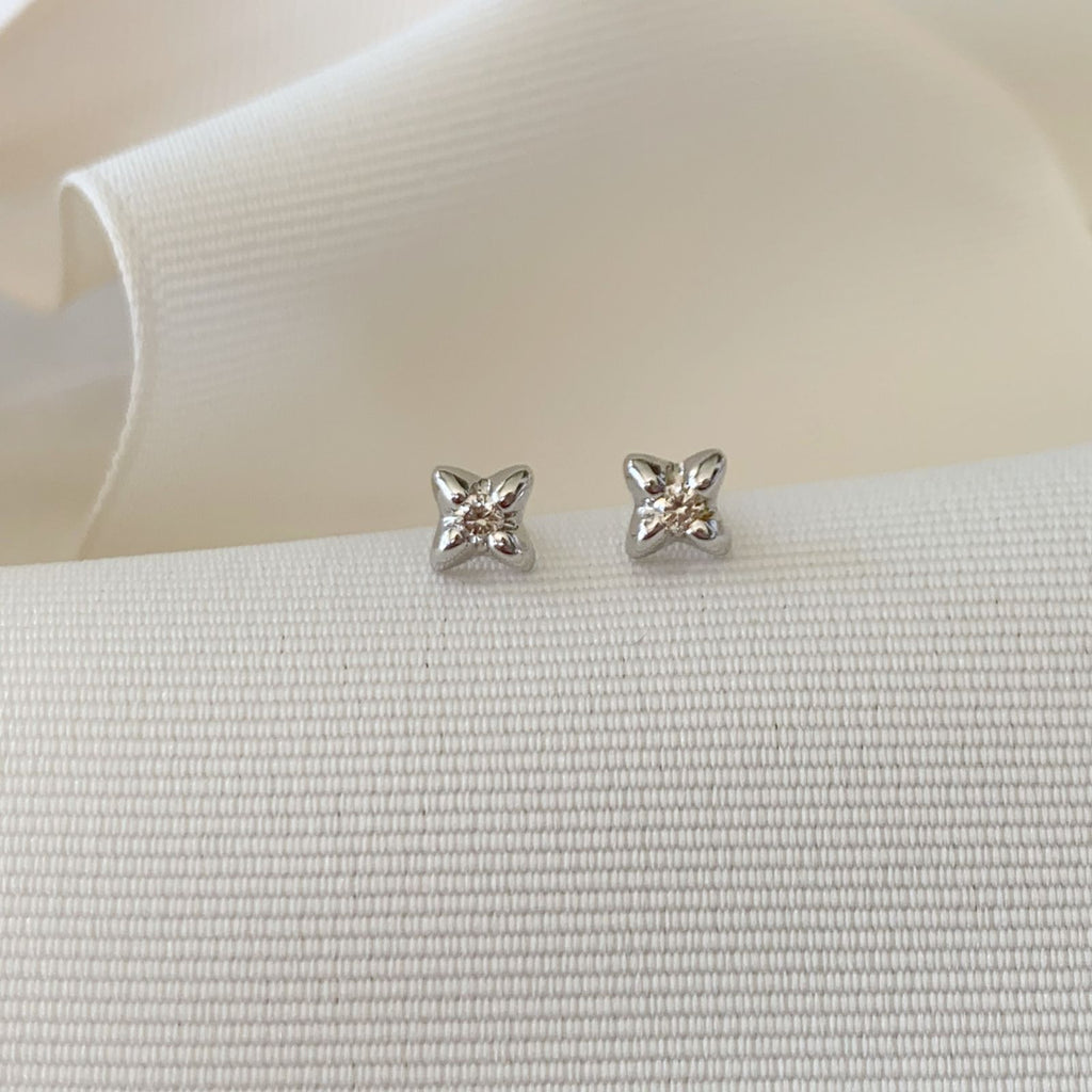 Aretito de Diamante Oro Blanco 14k Mod. AR-BR-14K-6033