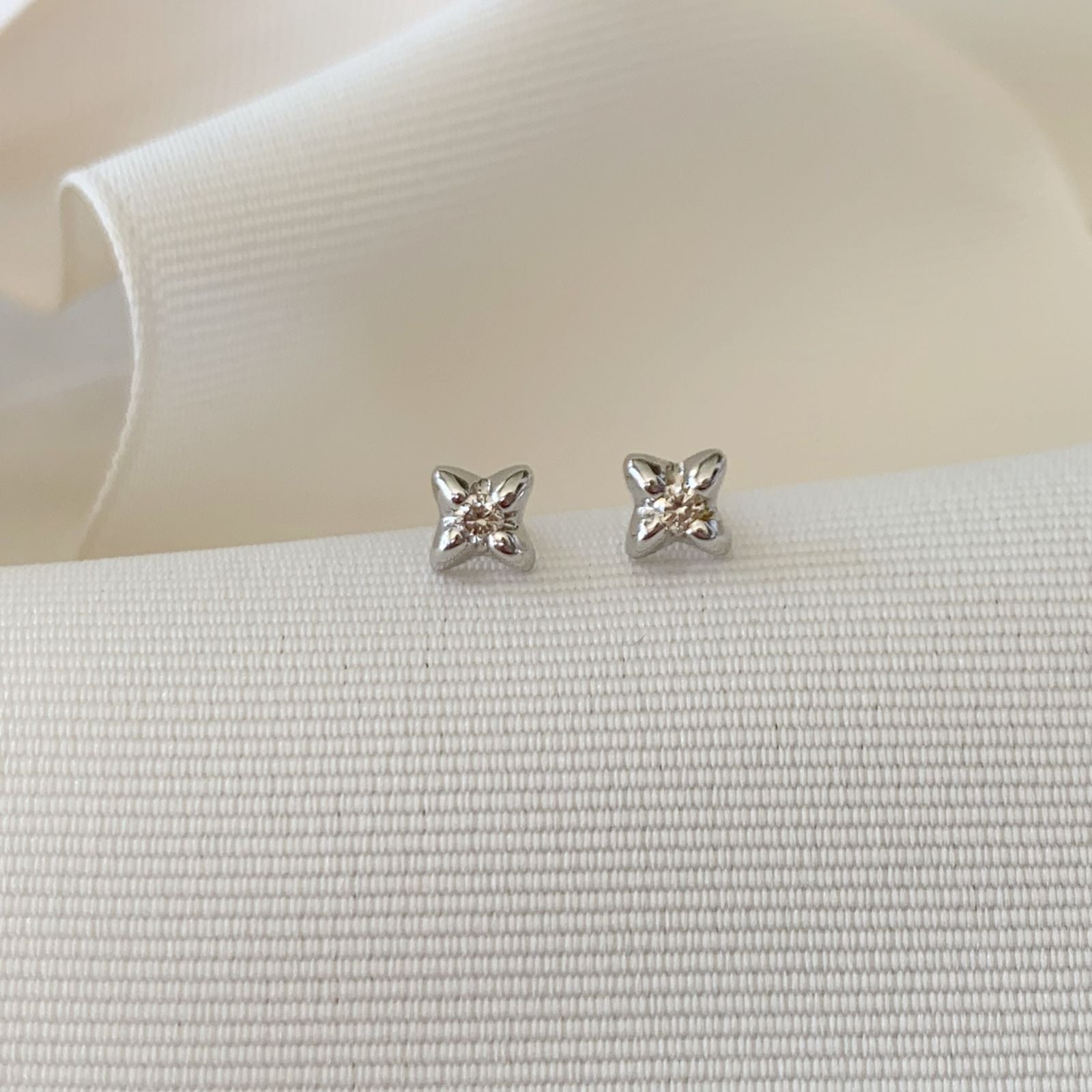 Aretito de Diamante Oro Blanco 14k Mod. AR-BR-14K-6033