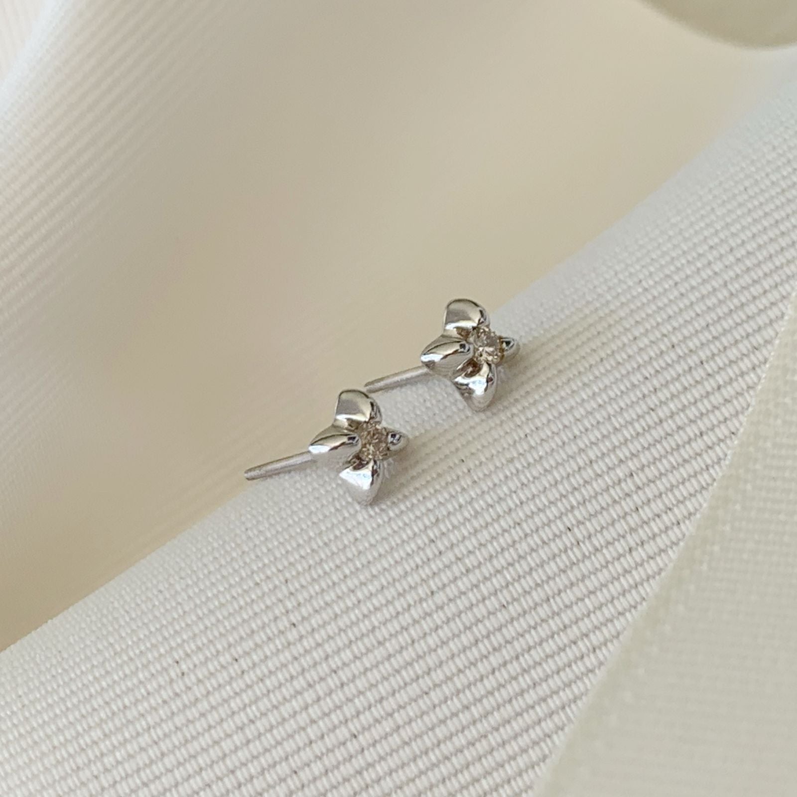 Aretito de Diamante Oro Blanco 14k Mod. AR-BR-14K-6033