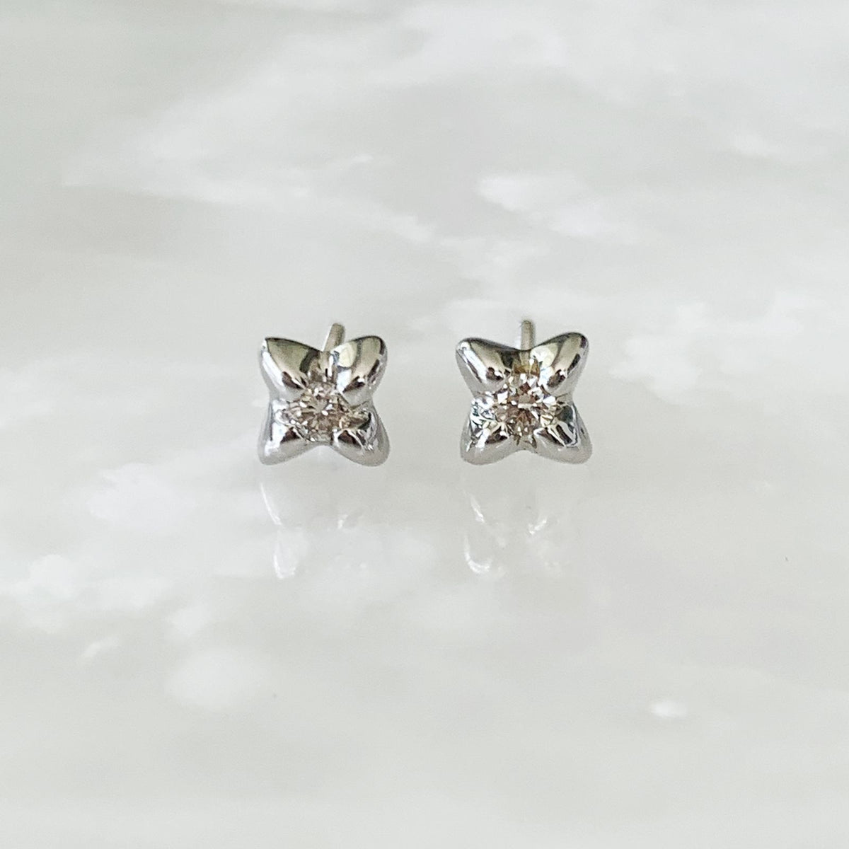 Aretito de Diamante Oro Blanco 14k Mod. AR-BR-14K-6033