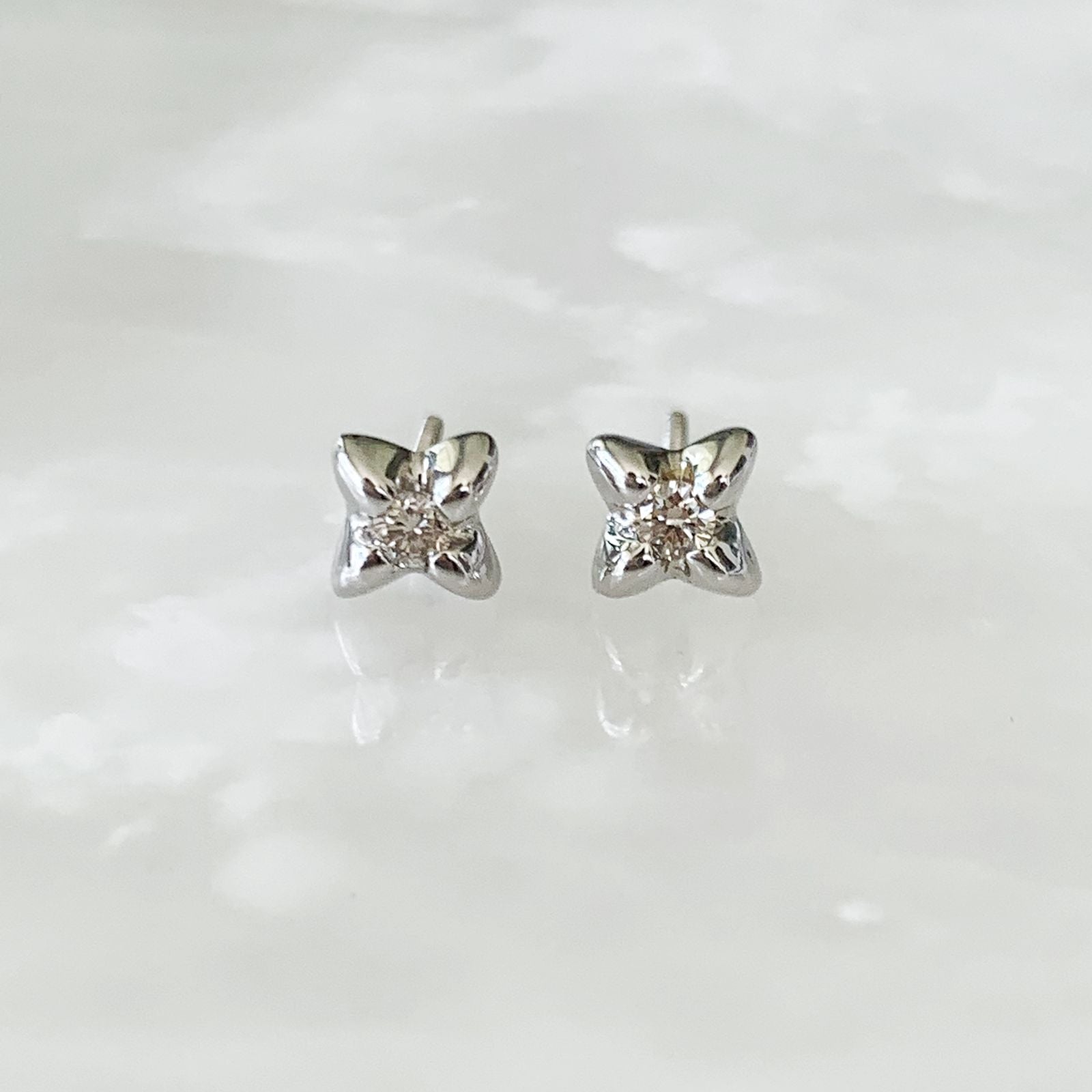 Aretito de Diamante Oro Blanco 14k Mod. AR-BR-14K-6033