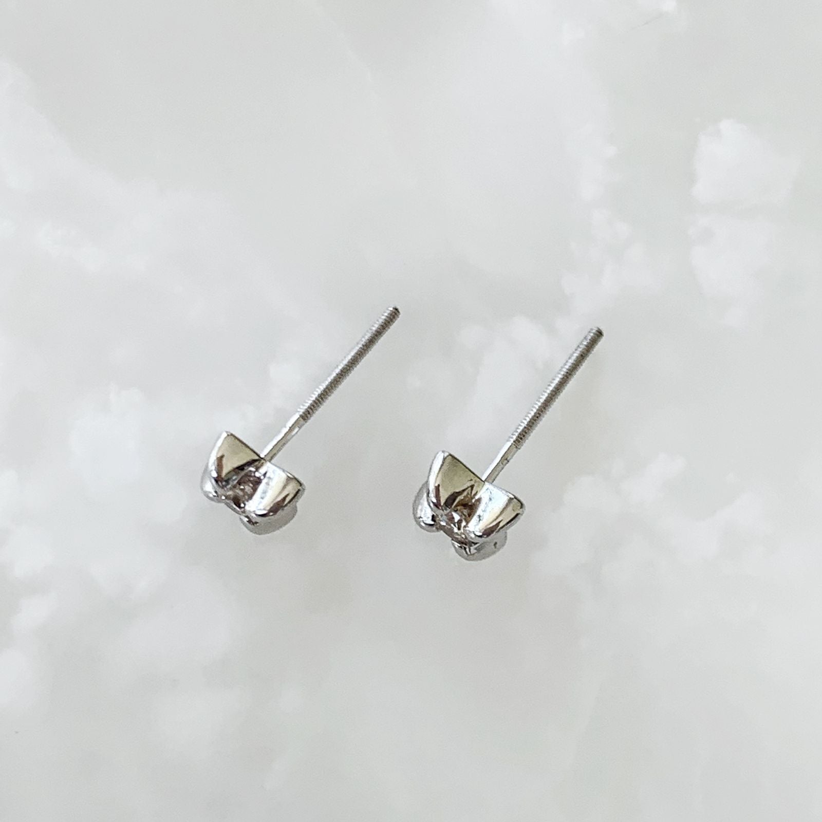 Aretito de Diamante Oro Blanco 14k Mod. AR-BR-14K-6033