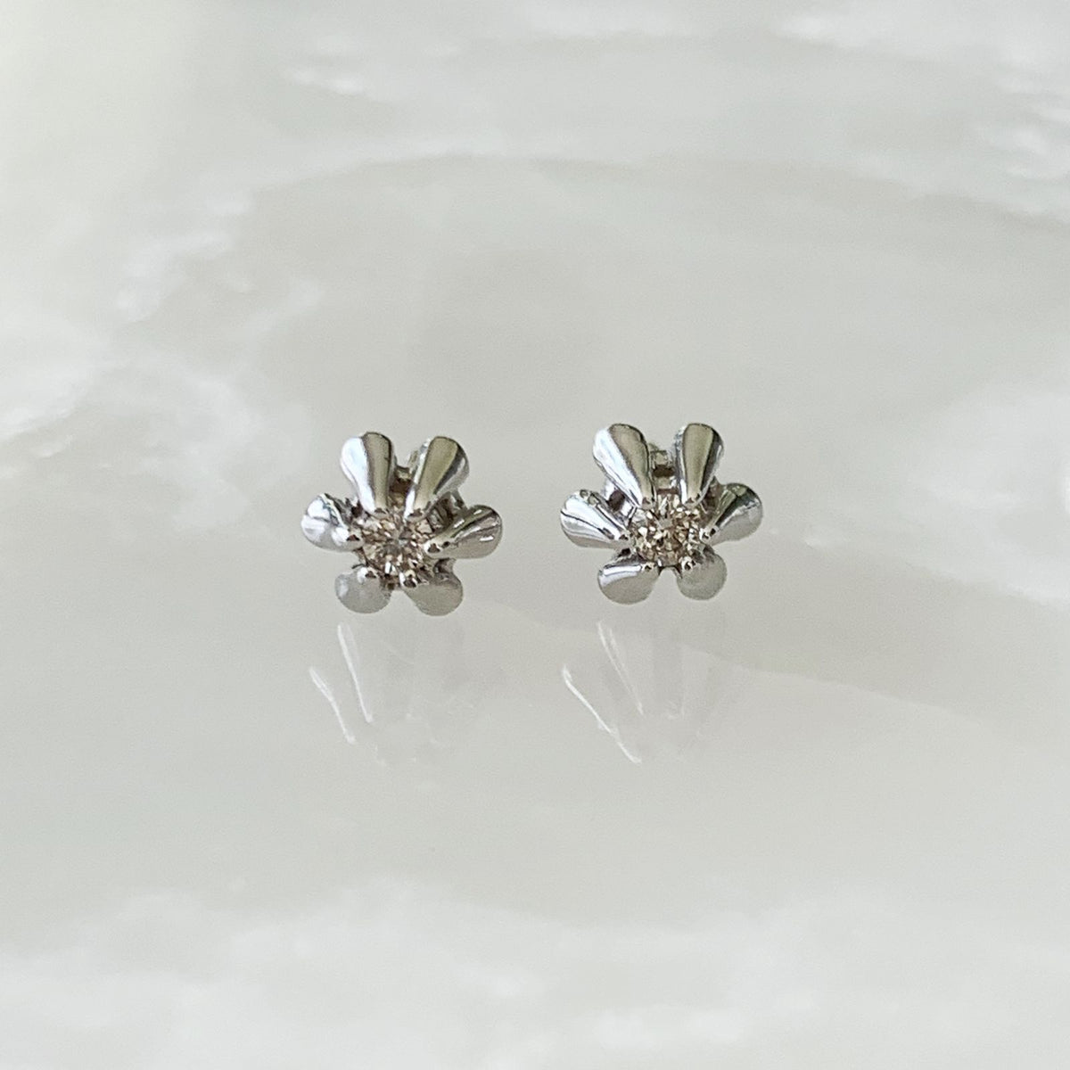 Aretito de Diamante Oro Blanco 14k Mod. AR-BR-14K-5248
