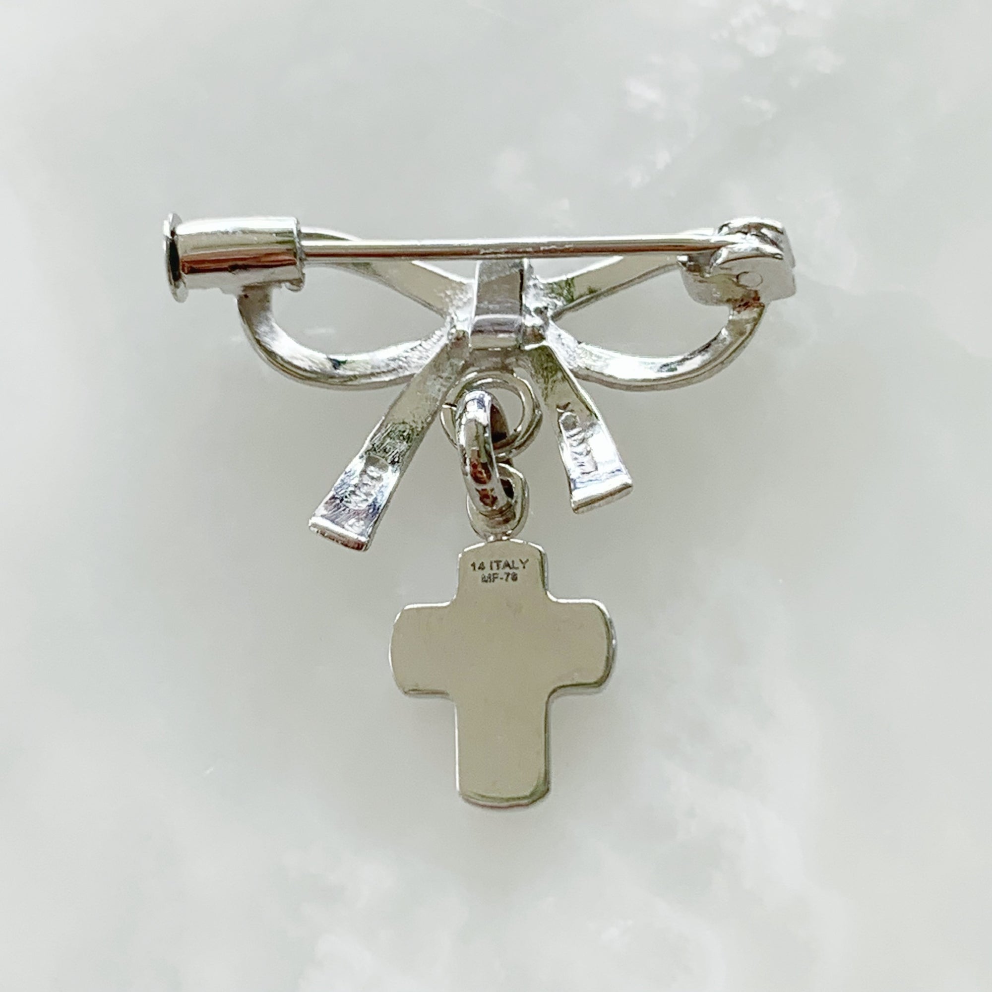 Baby Pin con Cruz Oro Blanco 14k Mod 2a1e