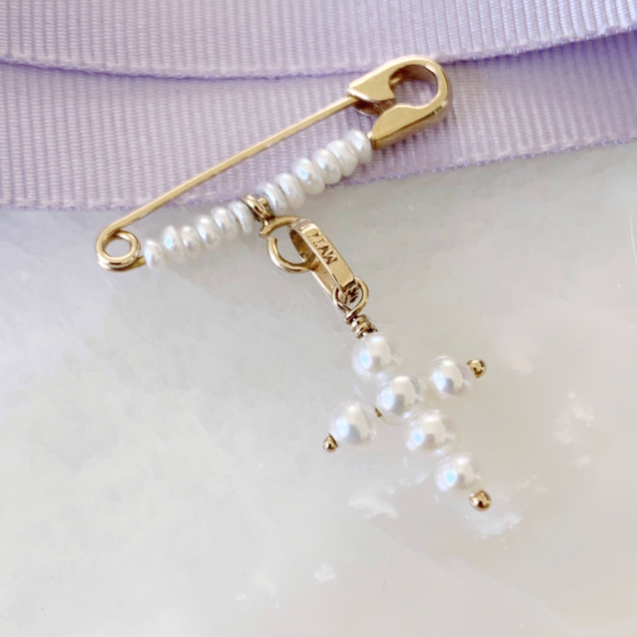 Baby Pin con Cruz y Perlas Oro 14k Mod. 1a3e