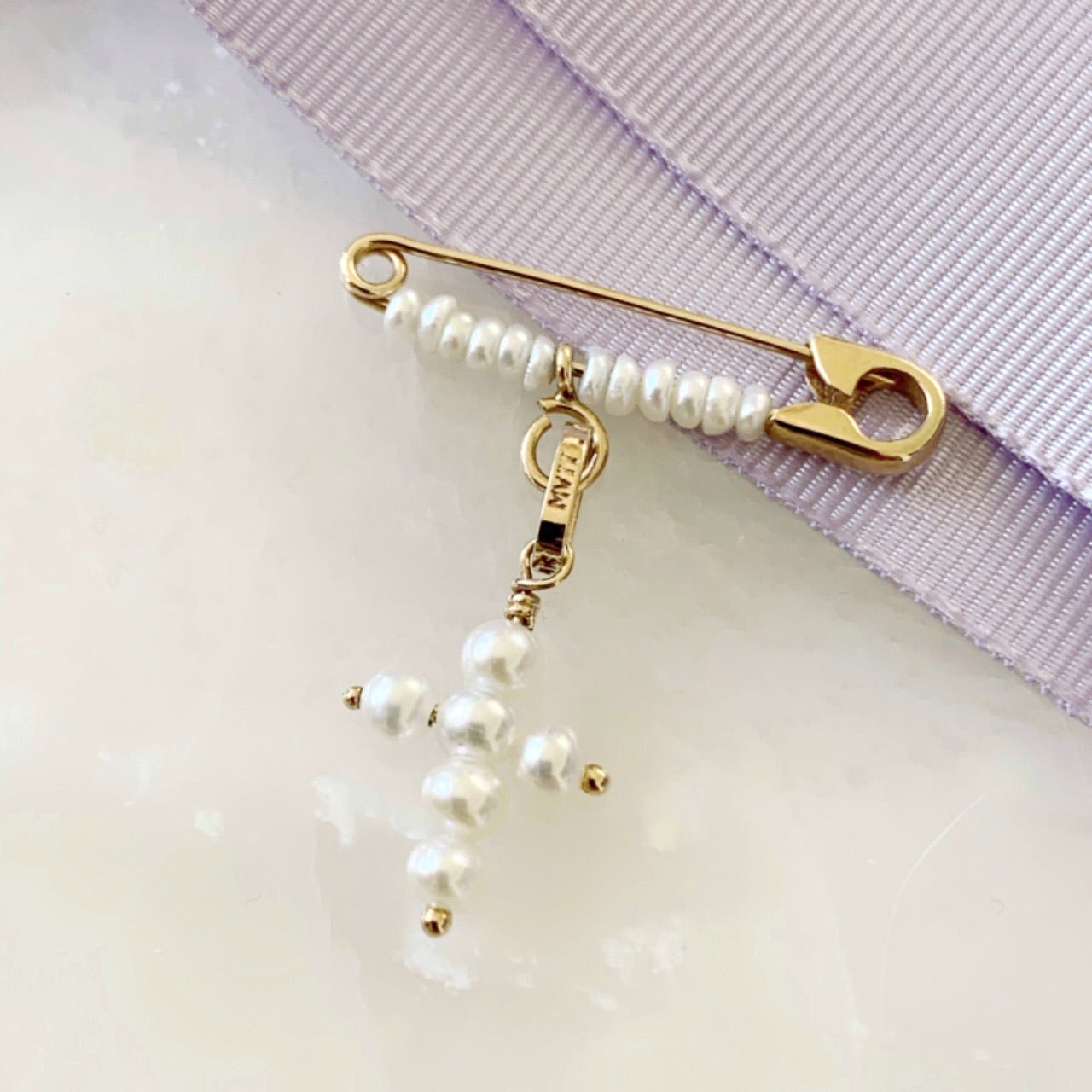 Baby Pin con Cruz y Perlas Oro 14k Mod. 1a3e
